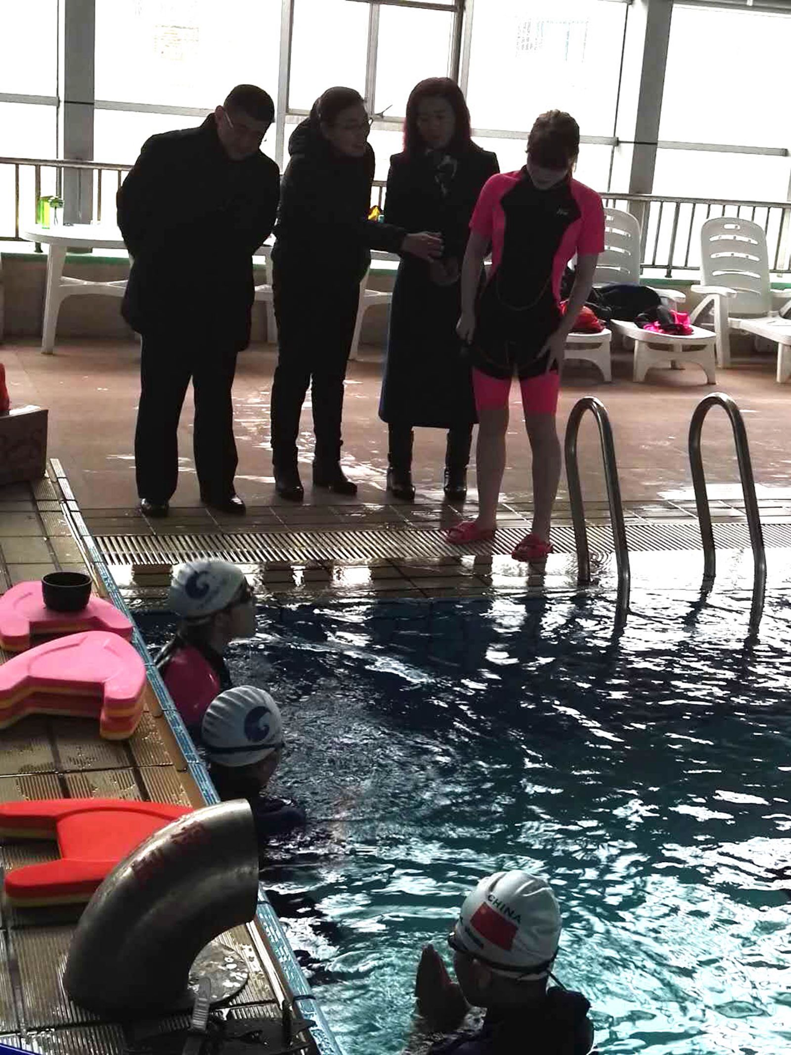 �в����쵼������ѵ�м����˶�Ա